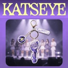 KATSEYE 官方應援棒造型壓克力鑰匙圈 3 件組,包含應援棒主體、團名長條片與 Logo 圓片,搭配薰衣草花飾打造精緻紫色風,雙面高畫質印刷附環氧樹脂工藝,耐磨防刮,配金屬龍蝦扣可掛於包包、鑰匙、卡夾,適合 HYBE 國際女團粉絲支持、收藏與裝飾的完美周邊禮物 - 彩色 - 查看 8
