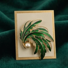 Vintage Green Leaf Pearl Brooch For Women, Luxury High-End Brooch Accessory, Fashionable Coat Decoration, Exquisite Brooch - Green - View 1