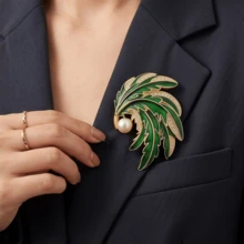 Vintage Green Leaf Pearl Brooch For Women, Luxury High-End Brooch Accessory, Fashionable Coat Decoration, Exquisite Brooch - Green - View 4