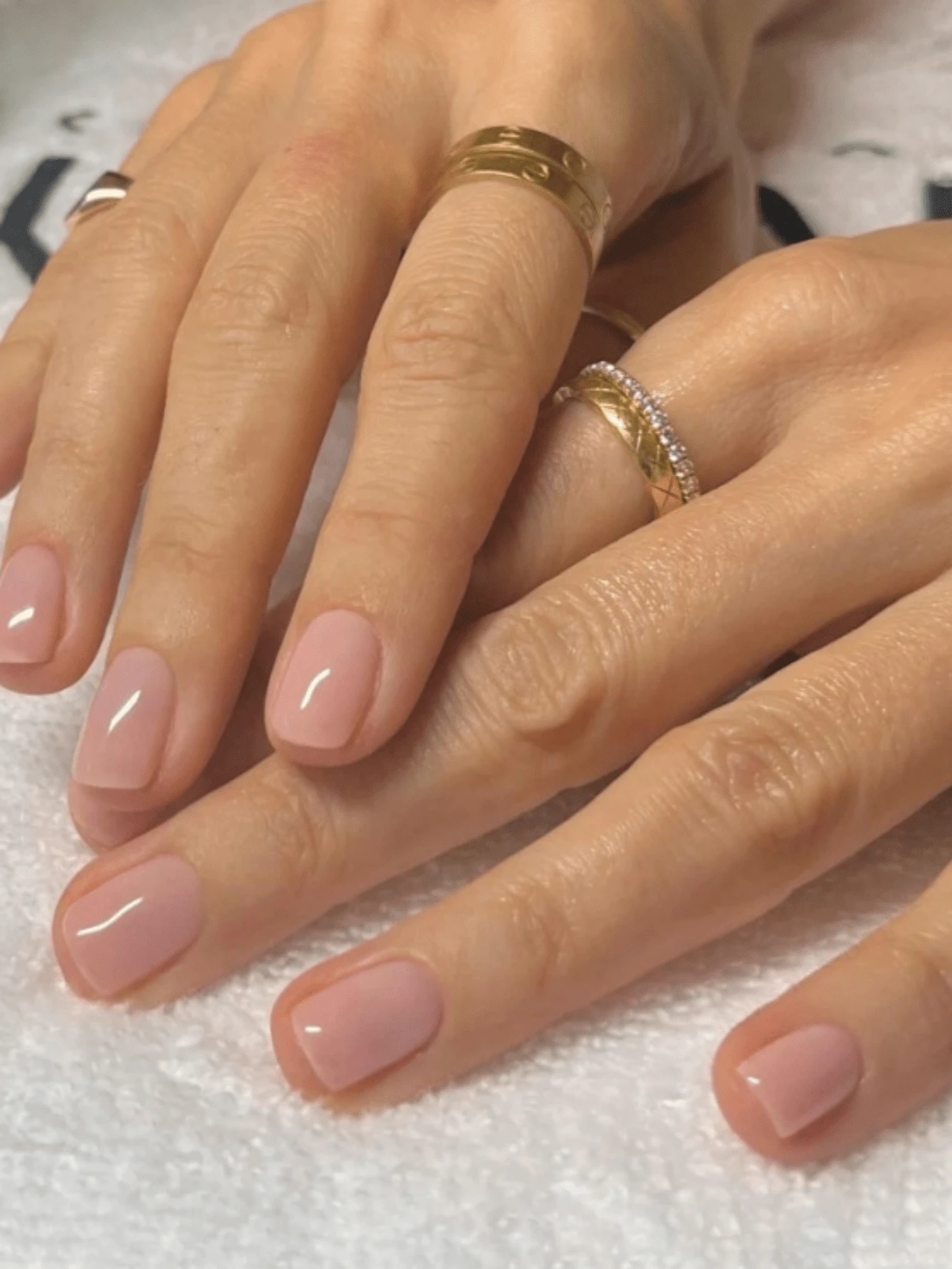 Change Your Nails With It 24片/組 極簡淡粉色短方型全覆蓋穿戴式假指甲 日系浪漫款 附1片果凍膠與1片指甲锉,適合女性與女孩派對、約會及日常配戴 - 淺粉色 - 查看 1