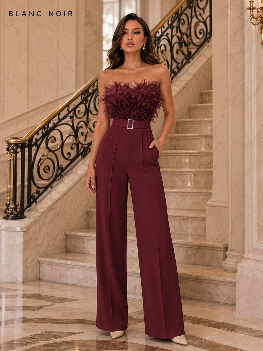 Burgunderroter Jumpsuit mit Federbesatz, Herz-Ausschnitt und weitem Bein, mit Gürtel, elegantes Party- & Abendoutfit