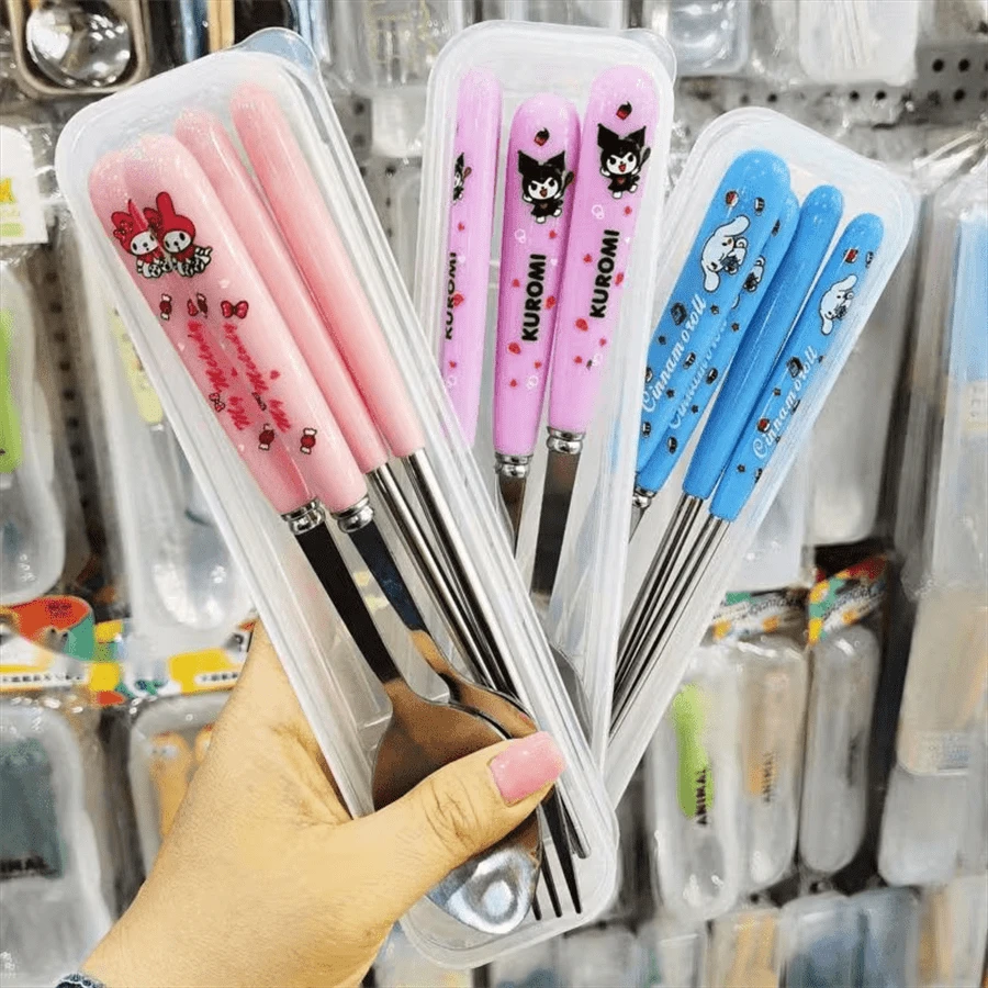 3件組 Sanrio Hello Kitty 不鏽鋼便攜餐具組,精緻 Kuromi 餐具,可愛 Cinnamoroll 叉子、湯匙、筷子套組,適用於居家、派對與戶外使用 - 彩色 - 查看 1