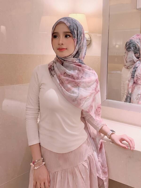1 Buah Hijab Wanita Motif Tie-Dye Pink, Hijab Bermotif, Bunga, Hijab Voile, Syal Panjang Lembut, Ramah Kulit, Nyaman, Bernapas, dan Serbaguna, Desain Pola Tie-Dye Premium, Cetakan Cat Air, Modis dan Serbaguna, Cocok untuk Pemakaian Sehari-hari, Acara Kumpul-kumpul, Fotografi Perjalanan, dan Acara Lainnya, Cocok untuk Semua Musim