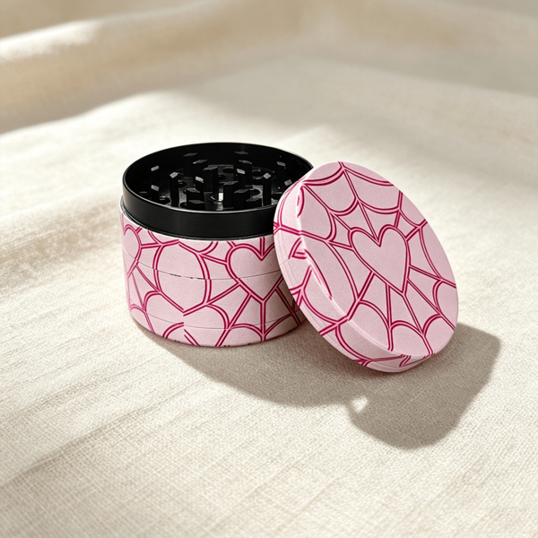 1 Buah Penggiling 4 Lapis Motif Jaring Laba-laba Hati Merah Muda 50MM, Penggiling Paduan Seng Kartun Feminin, Penggiling Herbal Logam Portabel yang Sangat Menarik, Aksesoris Merokok