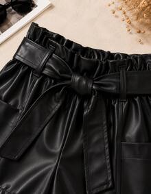 Short Feminino em Couro Fake Sintético PU com Modelagem Solta e Caimento Confortável - Preto - Visão 5