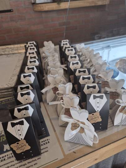 40pcs/Set (20pcs For Groom & 20pcs For Bride) Western Wedding Candy Box Set With Ribbon, Groom & Bride Wedding Favor Box, Candy/Chocolate Gift Box, Easy To Assemble, Suitable For Wedding Party, Wedding Anniversary, Bridal Shower, Creative Classic Bridal Decoration