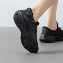 Sepatu jalan kaki ringan Skechers dengan jaring penyangga berlubang, sol lembut, desain anti selip, cocok untuk bepergian, berjalan kaki, dan pemakaian kasual sehari-hari. - Hitam - View 2