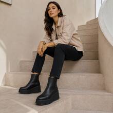 Bota Feminina Preta Salto Plataforma Alta Chunky Cano Curto Com Zíper Tendencia Moda Outono Inverno Blogueira Confortável - Preto - Visão 4