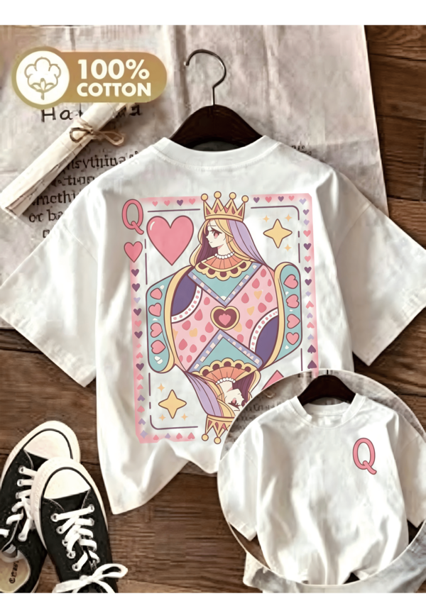 1 szt. damski T-shirt z krótkim rękawem i okrągłym dekoltem, casualowy, uroczy, 100% bawełna, luźna koszulka z dwustronnym kolorowym nadrukiem serca i karty pokerowej Queen, na lato, na miasto, w podróż