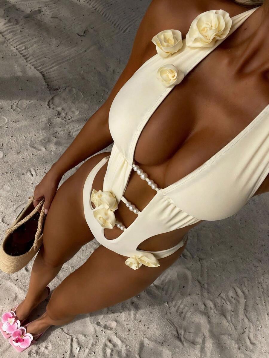 女士3D立体花朵仿珍珠连体泳衣。迷人的V领设计凸显身材,饰以3D立体玫瑰和仿珍珠。适合度假海滩夏季穿着。 - 米色 - 查看 1