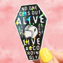 ALIVE 頭盔「NO ONE GETS OUT ALIVE」硬核生活態度棺材造型貼紙，防水乙烯基貼紙，耐用光滑表面，自黏式車貼，適用於汽車、窗戶、筆記本電腦、卡車、水壺，多功能耐用設計 - 乙烯基 - 查看 13