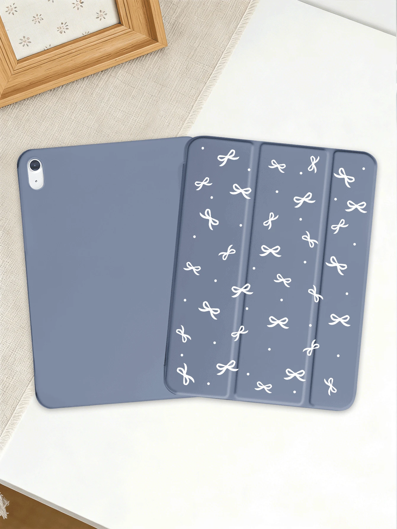 蝴蝶結極簡圖案平板保護殼,相容 iPad 7/8/9/10/Pro 12.9/Pro 11/11th Gen (A16) 2025、Galaxy Tab S6 Lite/Galaxy Tab A11+ 2025,柔軟防震保護,支援智慧支架/自動喚醒/睡眠功能 - 淺灰紫 - 查看 1