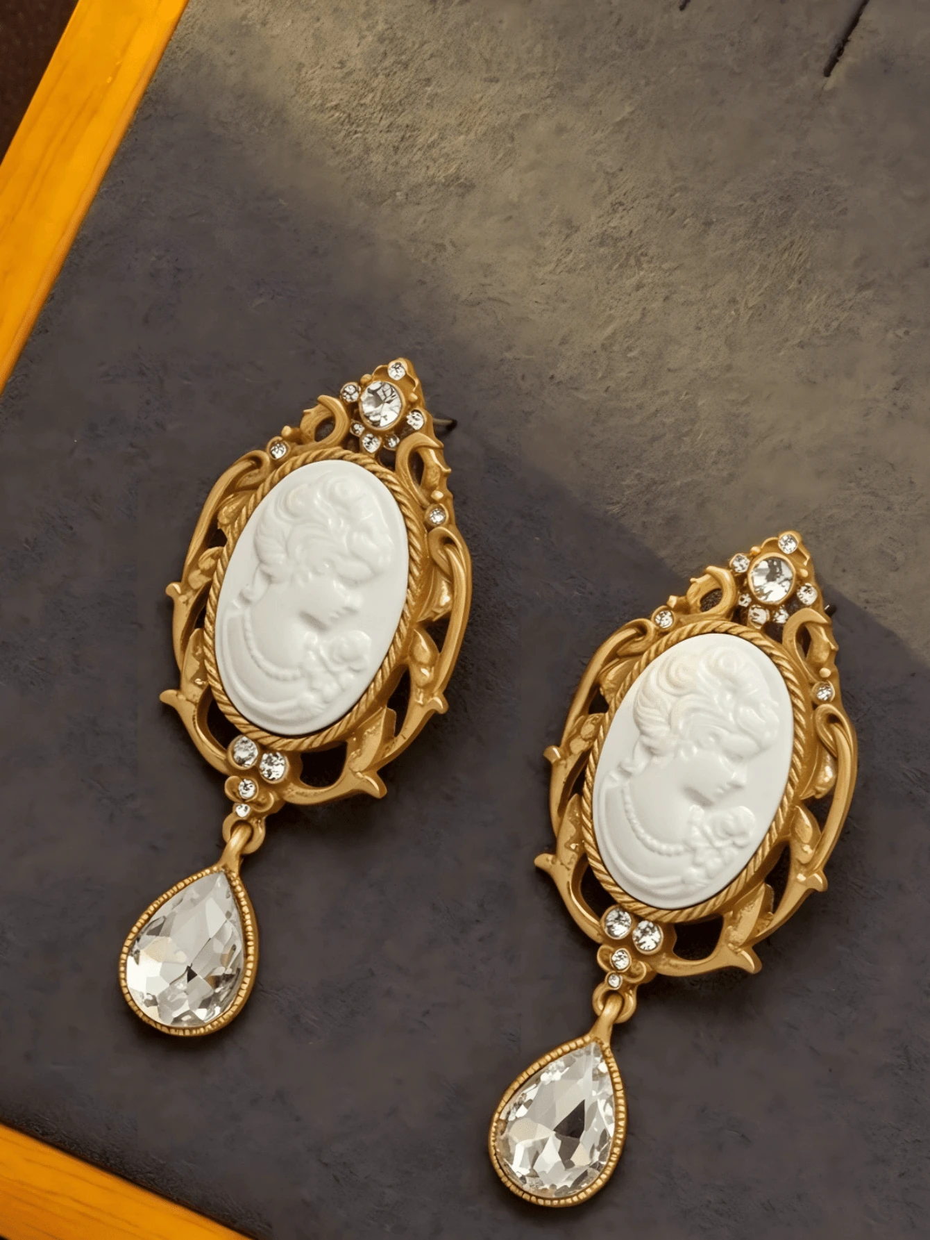 Anting-anting Embossed Prancis Dua Warna Abu-abu & Putih, Desain Tetesan Air Mata Berlian Imitasi Berlapis, Hadiah Perhiasan Liburan untuk Wanita - Putih - View 1