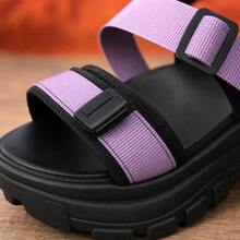 Sandalias deportivas de mujer en PU con suela gruesa de goma, correas ajustables con hebilla y estampado de letras, suela gruesa antideslizante casual para playa. - Morado - Ver 5