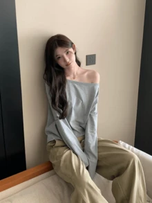 女款露肩長袖針織毛衣，標準版型，休閒純色上衣，適合秋季穿著度假 - 灰色 - 查看 1