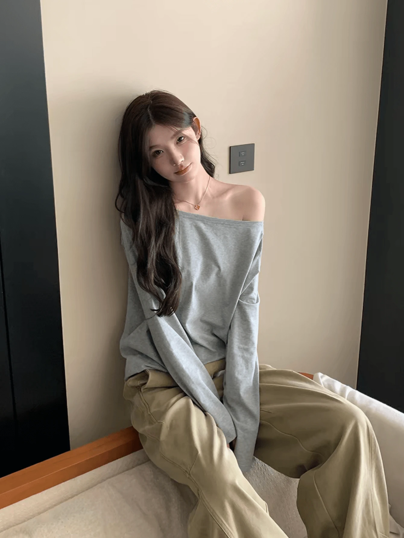 女款露肩長袖針織毛衣,標準版型,休閒純色上衣,適合秋季穿著度假 - 灰色 - 查看 1