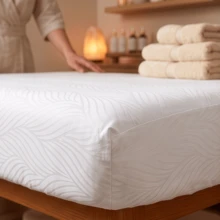 高級 3 件組按摩床單套組－超柔軟波浪壓紋 SPA 床上用品，包含加大平鋪床單 (245x150cm)、深口袋包床單 (192x90cm) 與臉部罩，適用於按摩床、美容床、治療床，舒適耐用且易於清潔 - 白色 - 查看 6