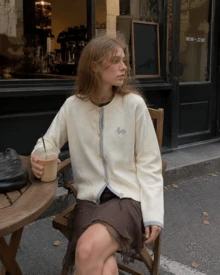 Jaket Sweater Rajut Cardigan Wanita Minimalis Kasual Musim Gugur/Dingin Terbaru dengan Blok Warna, Bordir Kecil di Bagian Dada Depan, dan Leher Bulat. - Putih - View 4