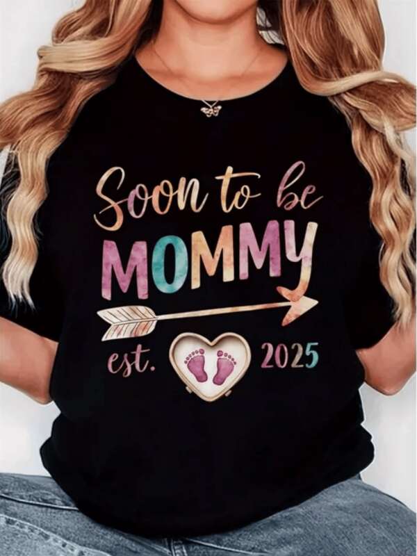 Estampado de flecha con pies de bebé en corazón celebrando futura maternidad para el a?o 2025 casual camiseta de mujer