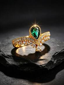 Anello da donna placcato rame e oro 18K con zirconi cubici verdi, stile vintage vittoriano palazzo con filigrana cava, design lussuoso completo, adatto per serate, feste e balli, regalo di anniversario per ragazze, gioiello di moda di lusso leggero - Dorato - Visualizzare 1