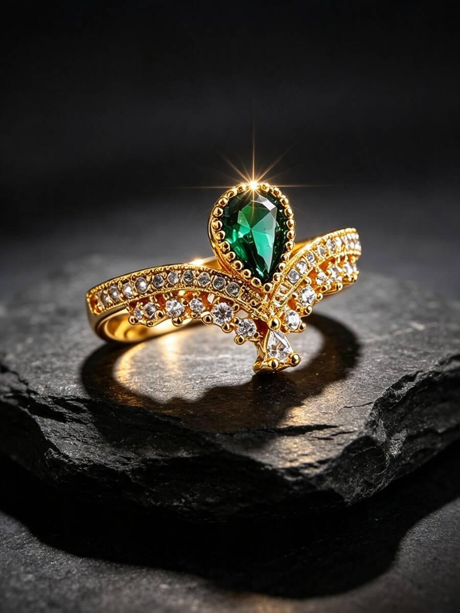 Anello da donna placcato rame e oro 18K con zirconi cubici verdi, stile vintage vittoriano palazzo con filigrana cava, design lussuoso completo, adatto per serate, feste e balli, regalo di anniversario per ragazze, gioiello di moda di lusso leggero - Dorato - Visualizzare 1
