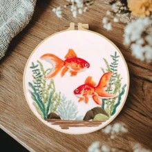 1件 20*20cm/7.9*7.9in 不同魚類刺繡套件,DIY手工刺繡套裝,適合成人初學者,居家禮物,女性縫紉禮物,包含使用說明書、印花布料、刺繡框、針與線 - 不同種類的魚 - 查看 7