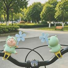 Hiasan Gantung Kincir Angin Beruang & Babi Lucu dan Kreatif, Bahan PVC (Tali Silikon/Stiker Tanpa Bekas) Tersedia 2 Gaya, Barang Dekoratif Universal untuk Sepeda Motor, Sepeda, Skuter Listrik, Mobil - Kincir Angin Anak Beruang - View 4