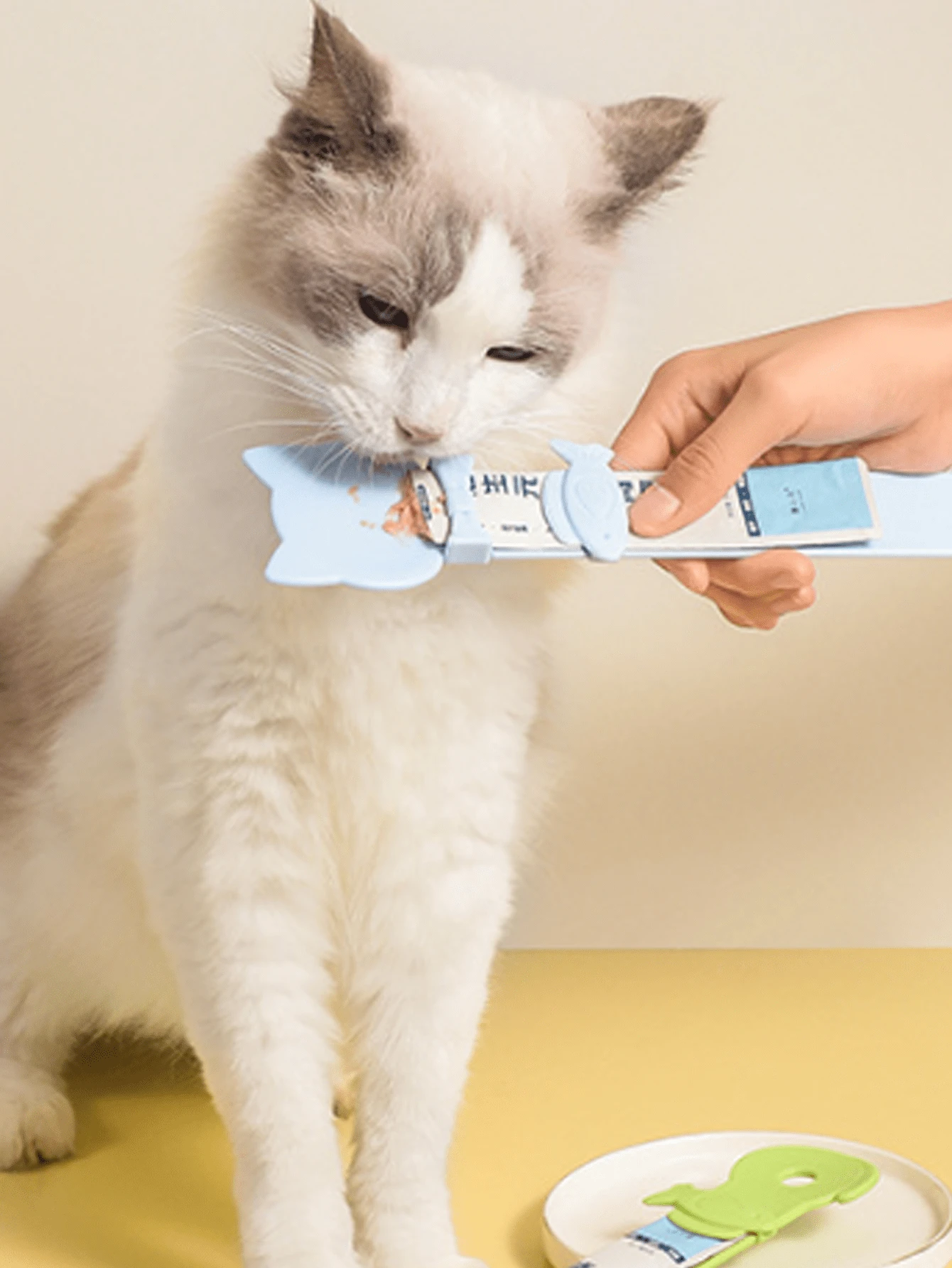 Multifunctional Cat Treat Feeding Spoon, Pet Snack Squeezer With Sealing Clip, Portable Cat Food Bag Snack Dispenser
