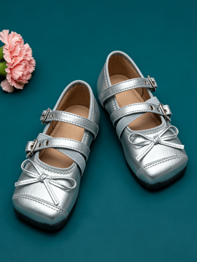 Sepatu Mary Jane Warna Perak untuk Anak Perempuan Usia 3-12 Tahun, Dekorasi Pita di Ujung Sepatu, Tali Gesper Persegi Logam Ganda yang Dapat Diatur dengan Karet Elastis yang Senada, Bahan PU Mutiara Perak, Sol Datar Ujung Persegi, Gaya Manis, Cocok untuk Sekolah, Sehari-hari, Aktivitas Luar Ruangan, Liburan, Pesta, Kembali ke Sekolah