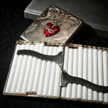 Vintage Thorn Carved Heart Metal Cigarette Case, Portable Hand-Rolled Cigarette Storage Box, Personalized Accessory, Creative Holiday Birthday Gift For Boyfriend, Girlfriend, Best Friend - Silver - View 3