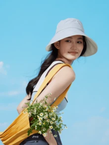 CAMEL CROWN 女款防曬棒球帽，夏季寬帽沿水桶遮陽帽，具備UV防護，適合戶外遮陽 - 淺霧灰/米白 - 查看 1