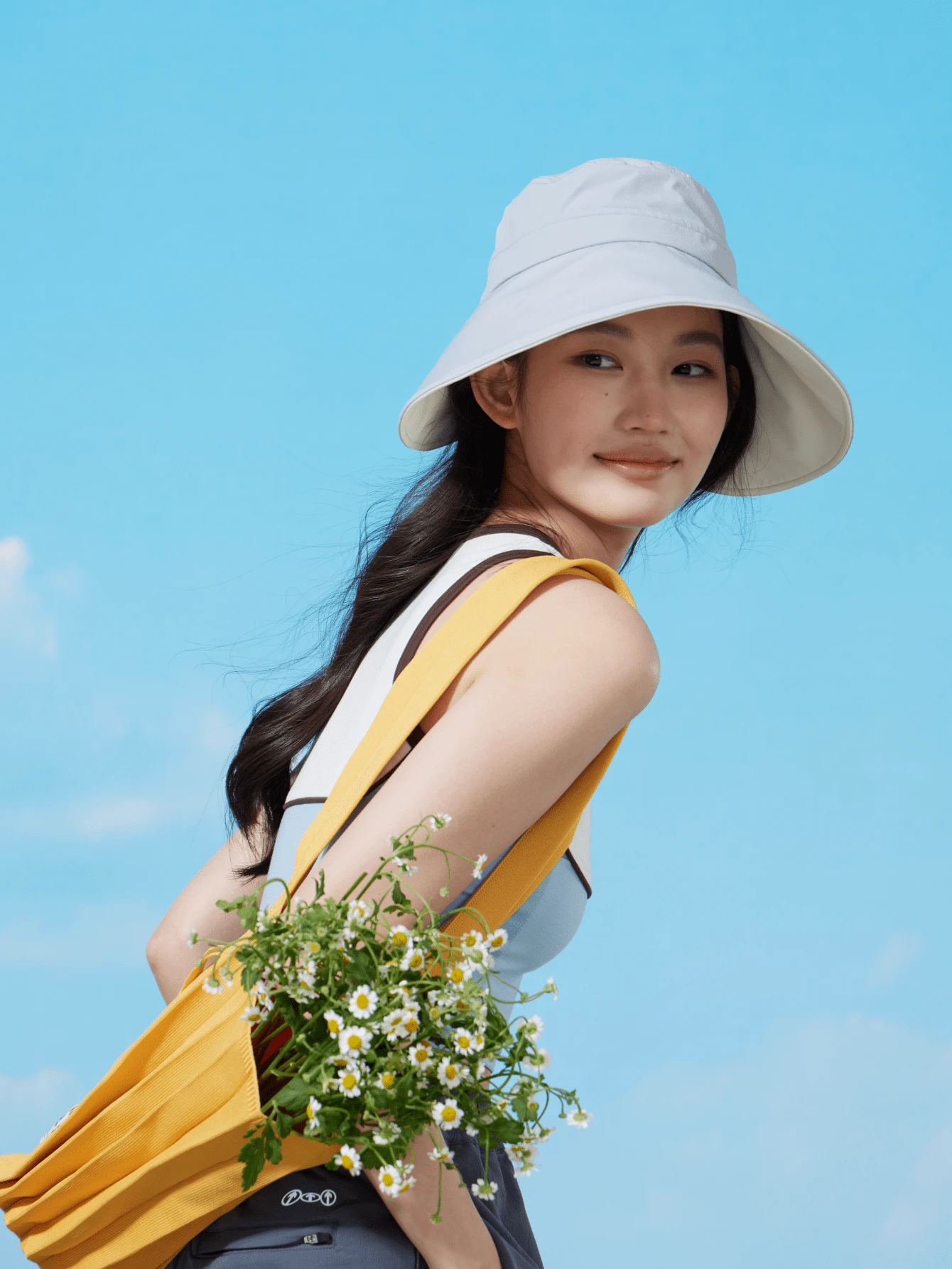 CAMEL CROWN 女款防曬棒球帽，夏季寬帽沿水桶遮陽帽，具備UV防護，適合戶外遮陽 - 淺霧灰/米白 - 查看 1