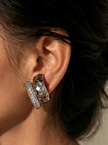 Punk Style Gold And Silver Non-Pierced Thick Round Clip-On Earrings, Stackable Ear Clip Set, Luxury Textured Old Money Style Jewelry, Featuring Hammered Embossed Metal Texture And Densely Set Sparkling Rhinestone Design, Suitable For Daily Commute, Evening Party, Date And Business Occasions, No-Ear-Piercing Wearers Can Create Stacked Looks, High-Quality Accessory, Perfect Birthday And Holiday Gift For Best Friends (Single Ear Clip Is In Open State, Gently Press Towards The Center To Achieve The Pictured Style) - Diamond Earrings - View 3
