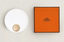 HERMÈS 腮紅 6g #19 #23 #28 #37 | 玫瑰粉系列 半啞光緞面質感 斜紋絲巾壓紋 可替換粉芯 檀香綠茶調 白金色圓形粉盒 - #28 Rose Plume 薄霧裸粉-6g - 查看 5
