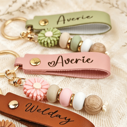 1pc.Aesthetic Custom Name Engraved Key Wristlet, Soft Silicone Bead Natural Wood Bead Daisy Flower Bag Charm, Portable Anti‑Lost Wrist Key Holder, Custom Handmade Present For Bridesmaid, Friends And Family