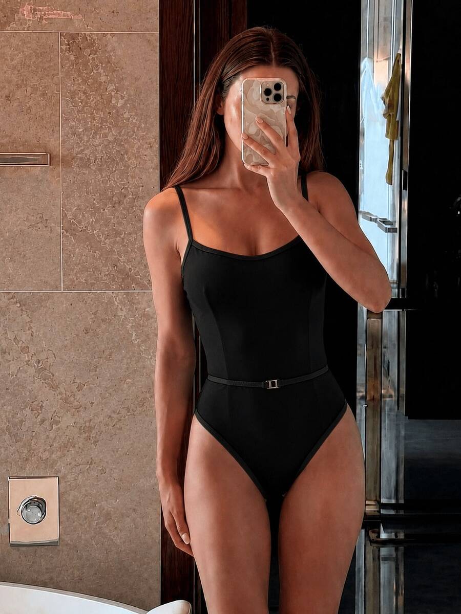 HOTTIE HABIT 優雅黑色細肩帶V領連身泳衣女款，附腰帶，高衩修身純色極簡比基尼泳衣 - 黑色 - 查看 1