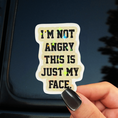 สติกเกอร์ข้อความตลก I'M NOT ANGRY สติกเกอร์อารมณ์ขันแบบถ่อมตัว สติกเกอร์ไวนิลกันน้ำ - พื้นผิวด้านทนทาน สติกเกอร์ติดกันเอง สติกเกอร์กันชน เหมาะสำหรับรถ หน้าต่าง แล็ปท็อป รถบรรทุก ขวดน้ำ - ดีไซน์อเนกประสงค์ทนทาน สติกเกอร์รถ