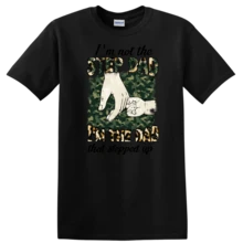 Camiseta con Gráfico de Camuflaje de Papá Adoptivo Sosteniendo a su Hijo de la Mano, Camiseta Divertida para Regalo - Negro - Ver 1