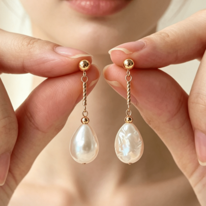 Un par de pendientes de perlas barrocas retro, accesorios para vestidos de dama de honor en temporada de bodas