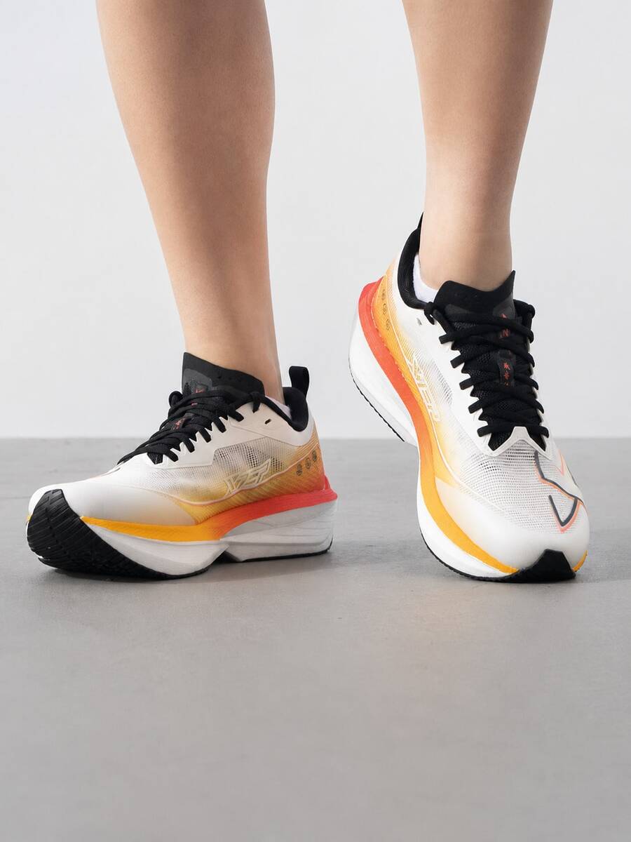 XTEP Sepatu Olahraga Komuter Pria One-Piece Molded 2.0: Cengkeraman Baru, Tahan Aus, Ringan, Bernapas, Menyerap Guncangan, dan Memantul. - Putih/Merah-oranye - View 1