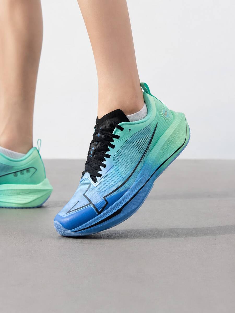 XTEP Sepatu Olahraga Komuter Pria One-Piece Molded 2.0 dengan Cengkeraman Baru, Tahan Aus, Ringan, Bernapas, Bantalan, dan Daya Pantul. - biru-hijau - View 1