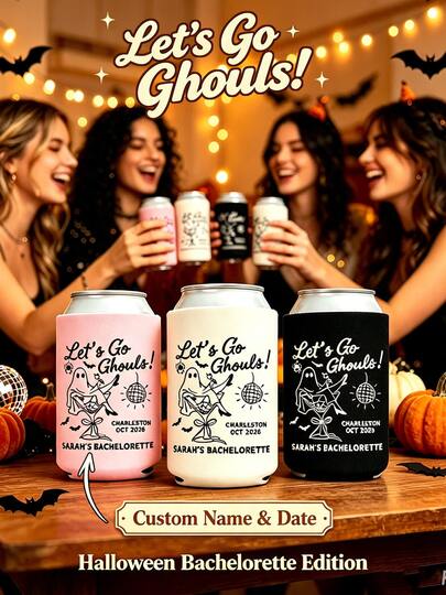 Vỏ bọc lon giữ nhiệt Let's Go Ghouls Halloween Bachelorette tùy chỉnh tên và ngày, chất liệu neoprene cách nhiệt, thiết kế ma disco retro, giá đỡ đồ uống cho tiệc độc thân cô dâu, đêm hội con gái, quà tặng tiệc, đạo cụ chụp ảnh, màu hồng kem đen, phụ kiện tiệc ma mị