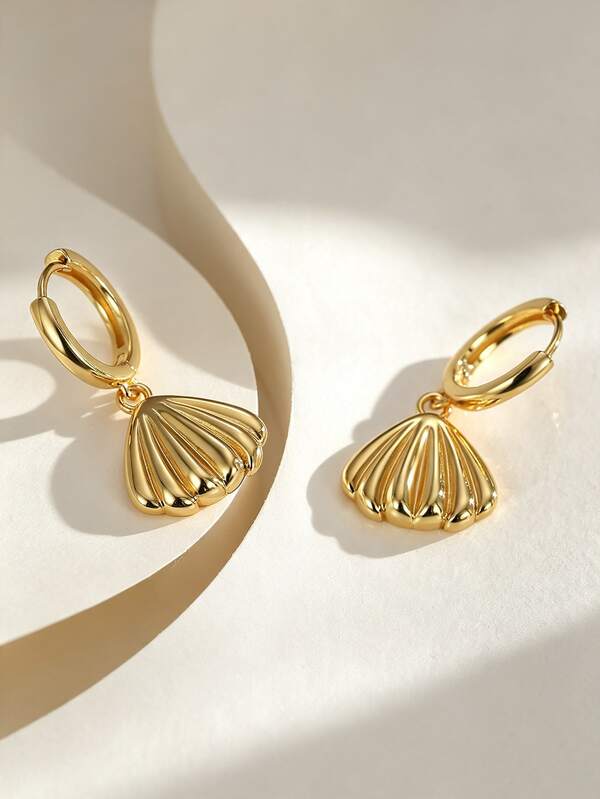 Charm-In 18K Gold Plated Copper Seashell Charm Huggie Hoop Earrings, Minimal Shell Dangle Earrings, Summer Beach Jewelry For Women Daily Wear
