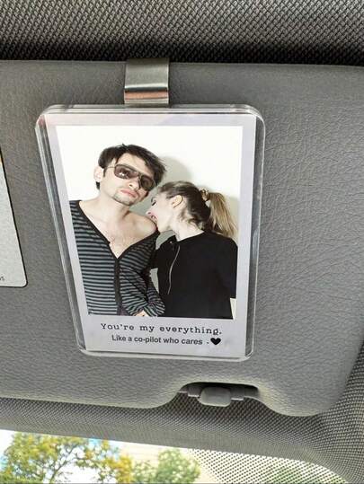 Clip de marco de fotos acrílico para parasol de coche, soporte de fotos DIY personalizado, adecuado para parejas, familia, fotos de mascotas de tamaño billetera, accesorio interior de coche duradero y fácil de instalar, regalo ideal para el Día de San Valentín y aniversarios