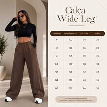 Calça de moletom plus size preta com estampa gráfica, cordão na cintura e pernas largas, estilo streetwear Y2K. Confeccionada em tecido de malha folgado com bolsos. Peça básica e casual - Preto - Visão 6
