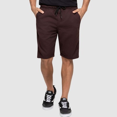 Bermuda cargo masculina bordô com cordão e bolsos, tecido sem elasticidade para uso casual.