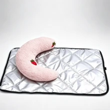 Conjunto 2 em 1 de Tapete de Dormir para Animais de Estimação e Travesseiro de Pescoço em Forma de U, À Prova d'Água, À Prova de Urina, Tapete de Cama Acolchoado Resistente a Pelos, Almofada de Descanso Resistente a Mordidas, Adequado para Cães e Gatos, Uso Interno, Viagens de Carro e Camping ao Ar Livre - Multicolorido - Visão 6