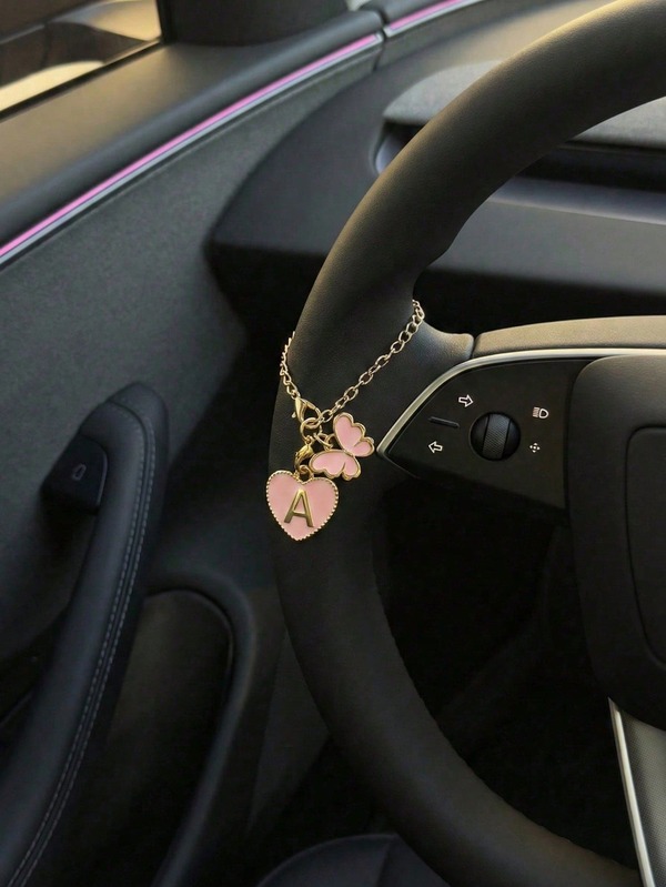 Lenkrad-Charm, rosa Schmetterling und Anfangsbuchstabe A-Z Herz-Anhänger mit goldfarbener Kette, süßer Auto-Hängeornament und Auto-Innenraumdekoration, stilvolle Auto-Accessoires für Frauen, Fahrer, neue Autobesitzer und Geschenk für sie