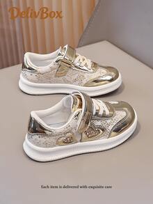 1 Pair Girls' Breathable Lace Patchwork + 3D Heart Rhinestone Embellishment, Gold Mirror Film Toe Cap, Exquisite Layered Design, Wide Round Toe Protection, Hook And Loop Closure For Easy On/Off, Non-Slip Wear-Resistant Flat Sole, Elegant Fairy Princess Sneakers, Suitable For Daily Wear, Parties, And Matching With Little Dresses - Gold - View 3
