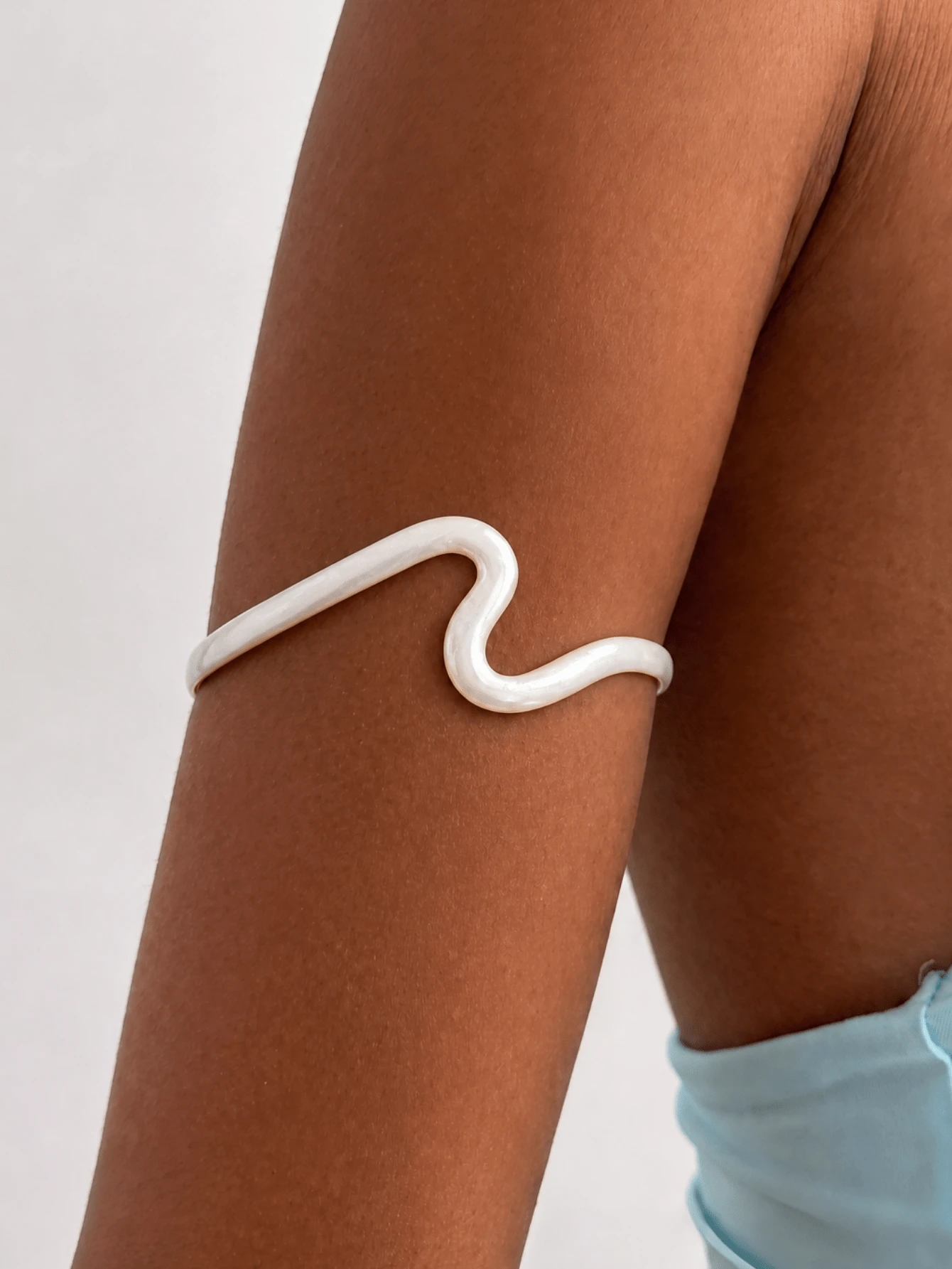 1pc Y2K Sweet Cool Minimalist Ins Style White Wavy Enamel Arm Cuff, Suitable For Women's Daily Commute, Vacation, Travel, Atmospheric Accessory - White - View 1